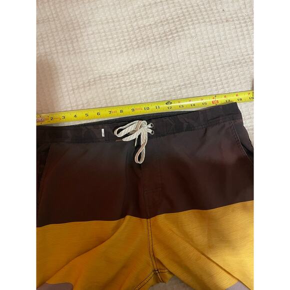 Vuori Men’s Yellow Brown & Gray Board Shorts Swim Shorts Medium - Picture 8 of 12